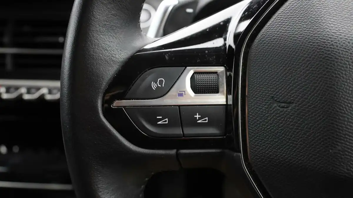 2021-peugeot-208-12-puretech-allure-100bhp-eat8-big-21