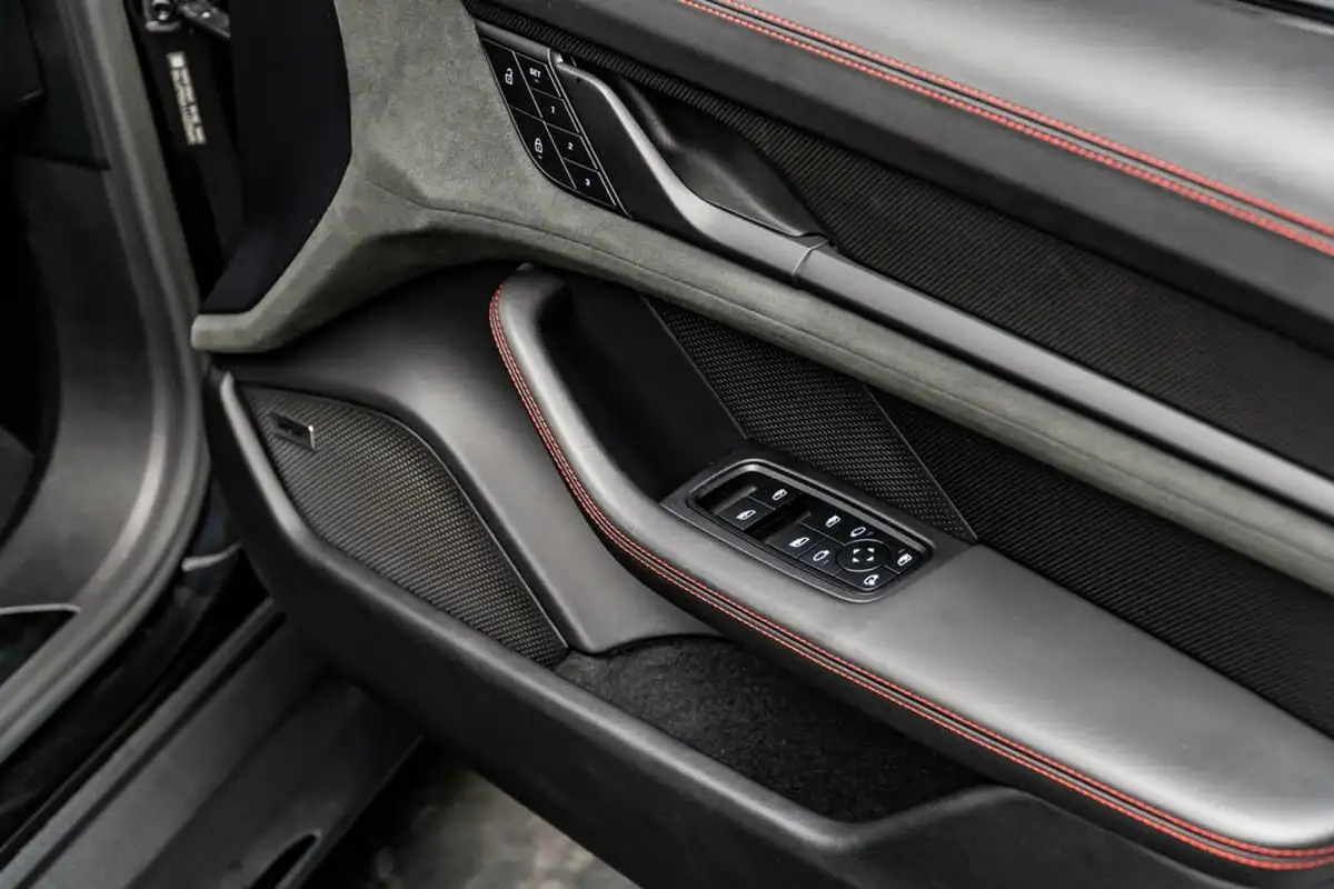 2023-porsche-taycan-e-gts-sport-turismo-big-30