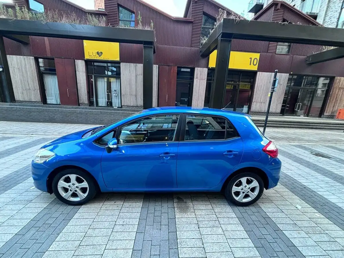 2010-toyota-auris-16-tr-v-matic-5d-big-4