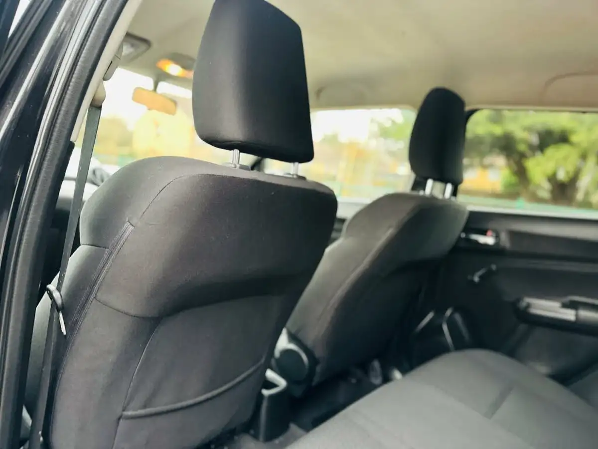 2019-suzuki-swift-12-dualjet-attitude-big-32
