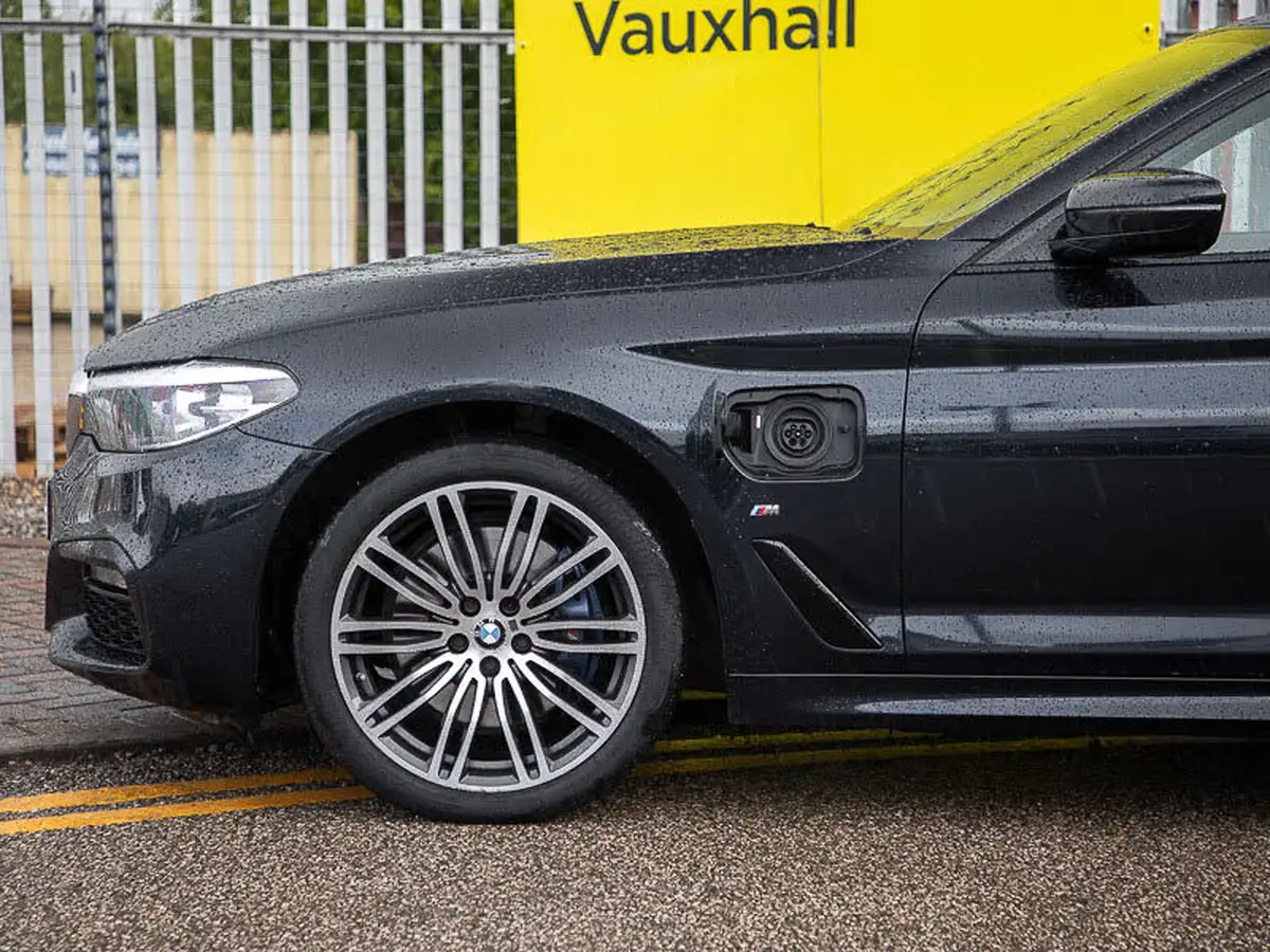2018-bmw-5-series-20-530e-m-sport-big-16