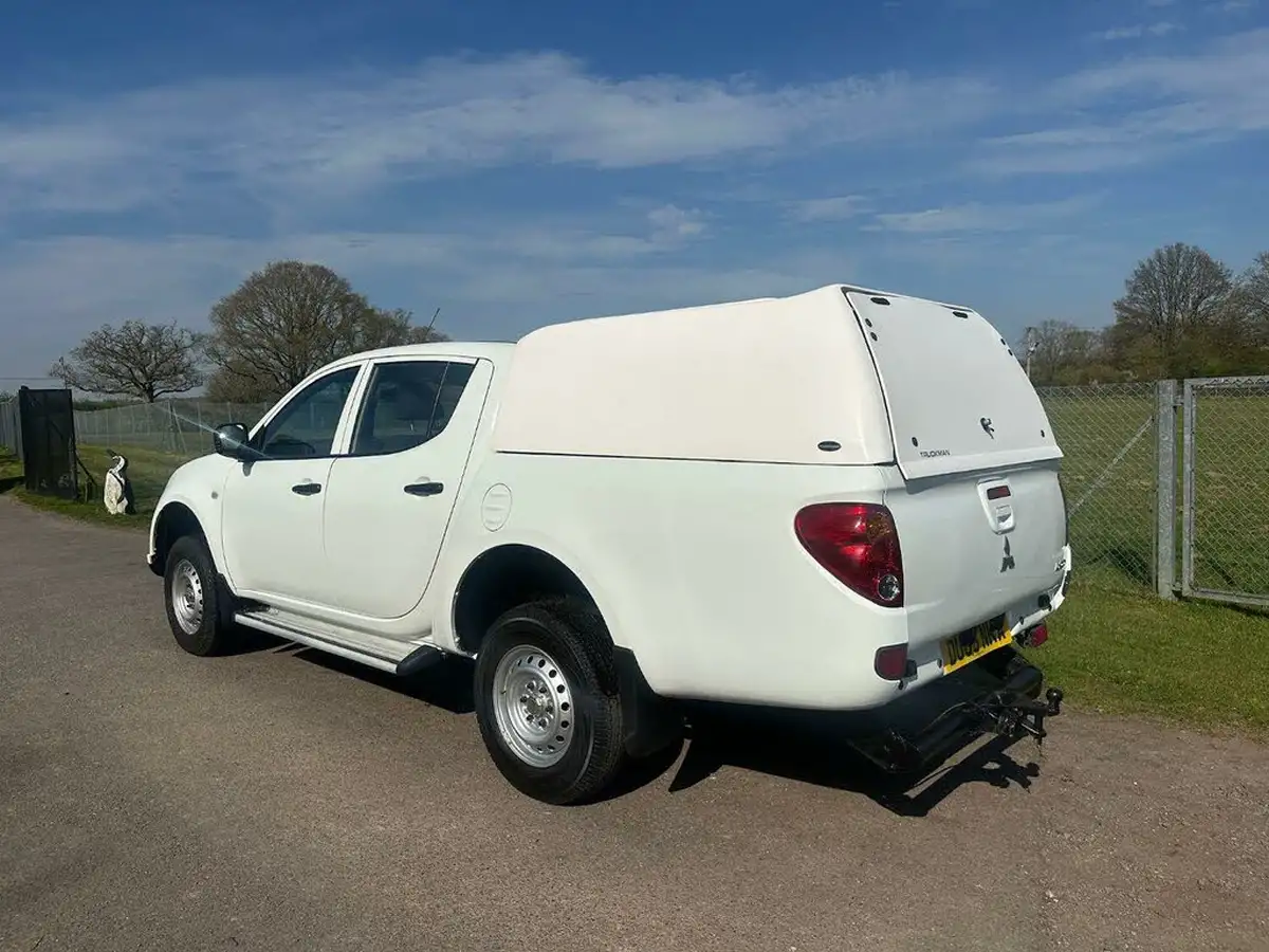 2015-mitsubishi-l200-25td-4life-double-cab-pickup-big-9