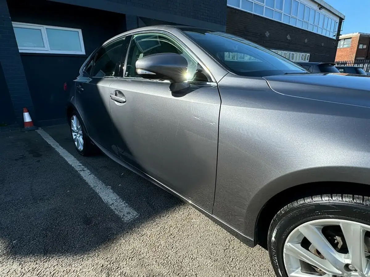 2013-lexus-is-300h-25-luxury-big-32