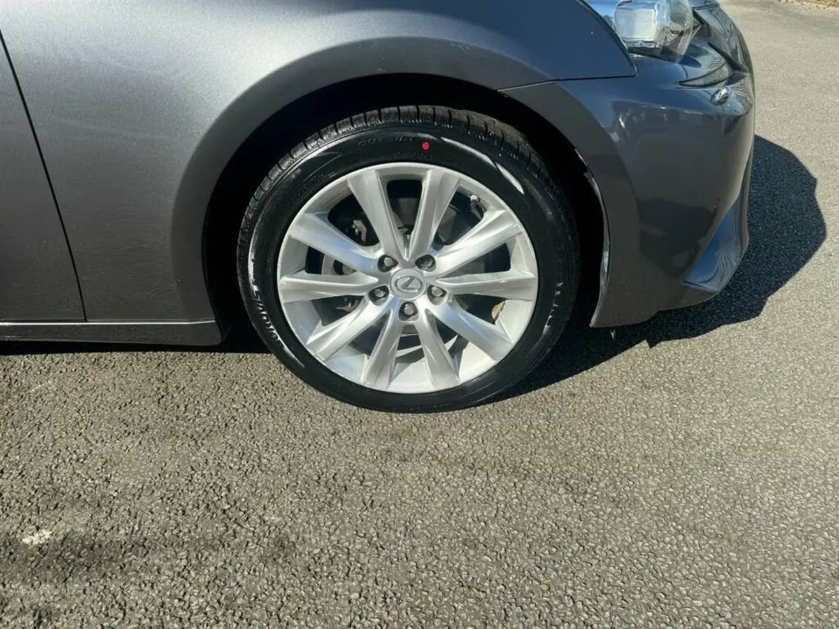 2013-lexus-is-300h-25-luxury-big-8