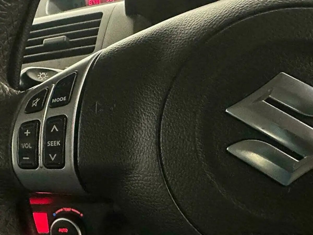 2010-suzuki-swift-15-sz4-big-23