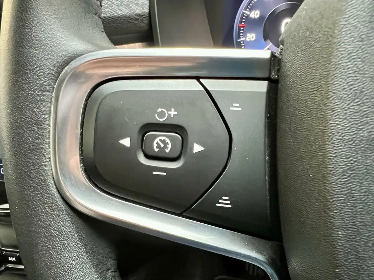 2020-volvo-xc40-15-t3-momentum-big-18