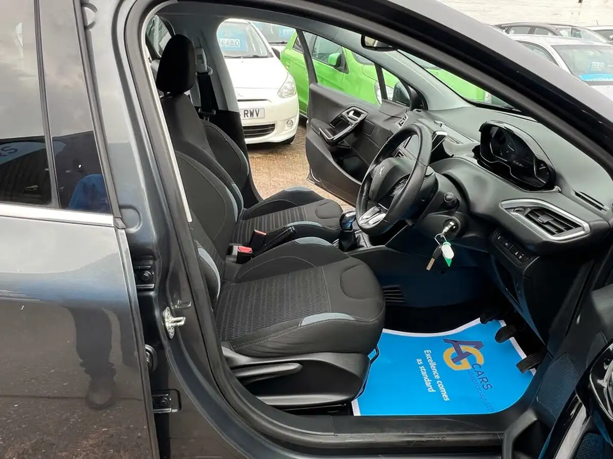 2014-peugeot-208-16td-allure-5d-big-28