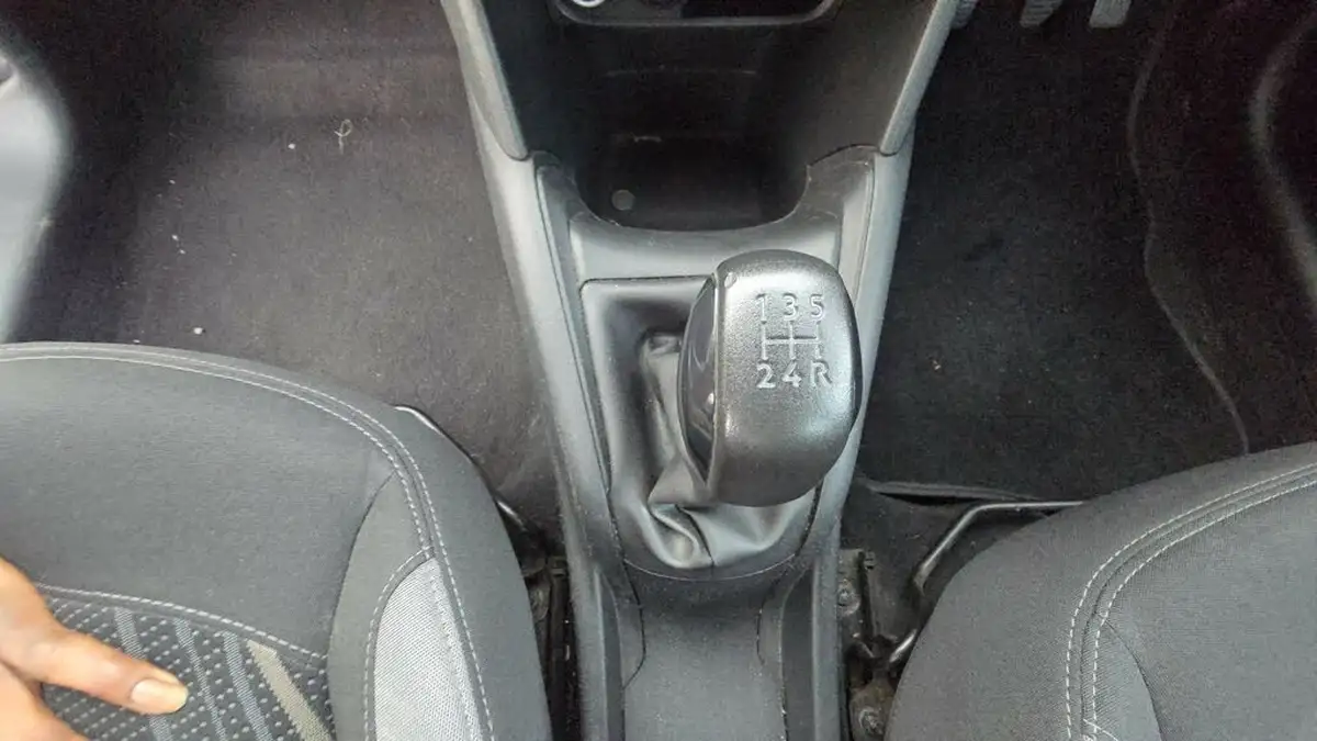 2014-peugeot-208-12-active-vti-5d-big-8