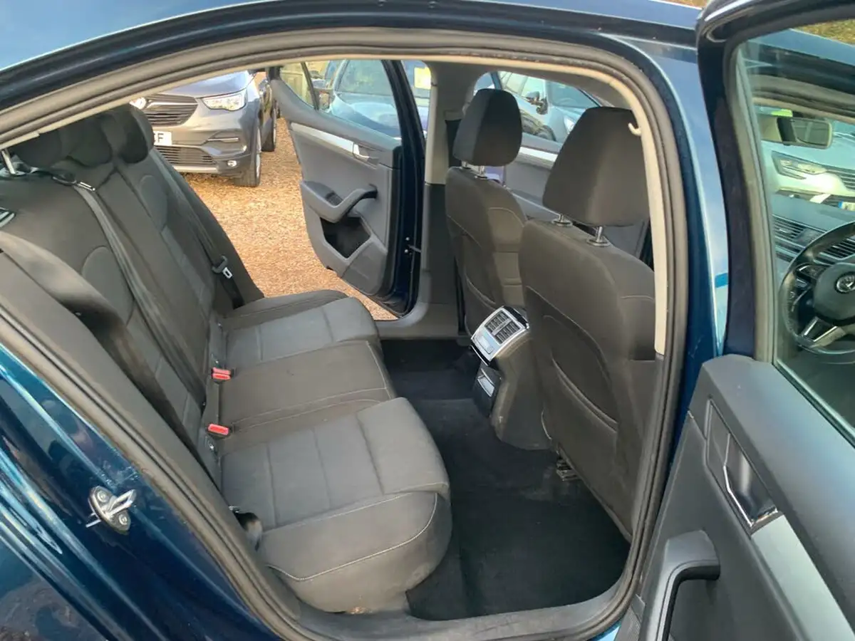 2015-skoda-superb-16tdi-se-120ps-ss-hatchback-big-33