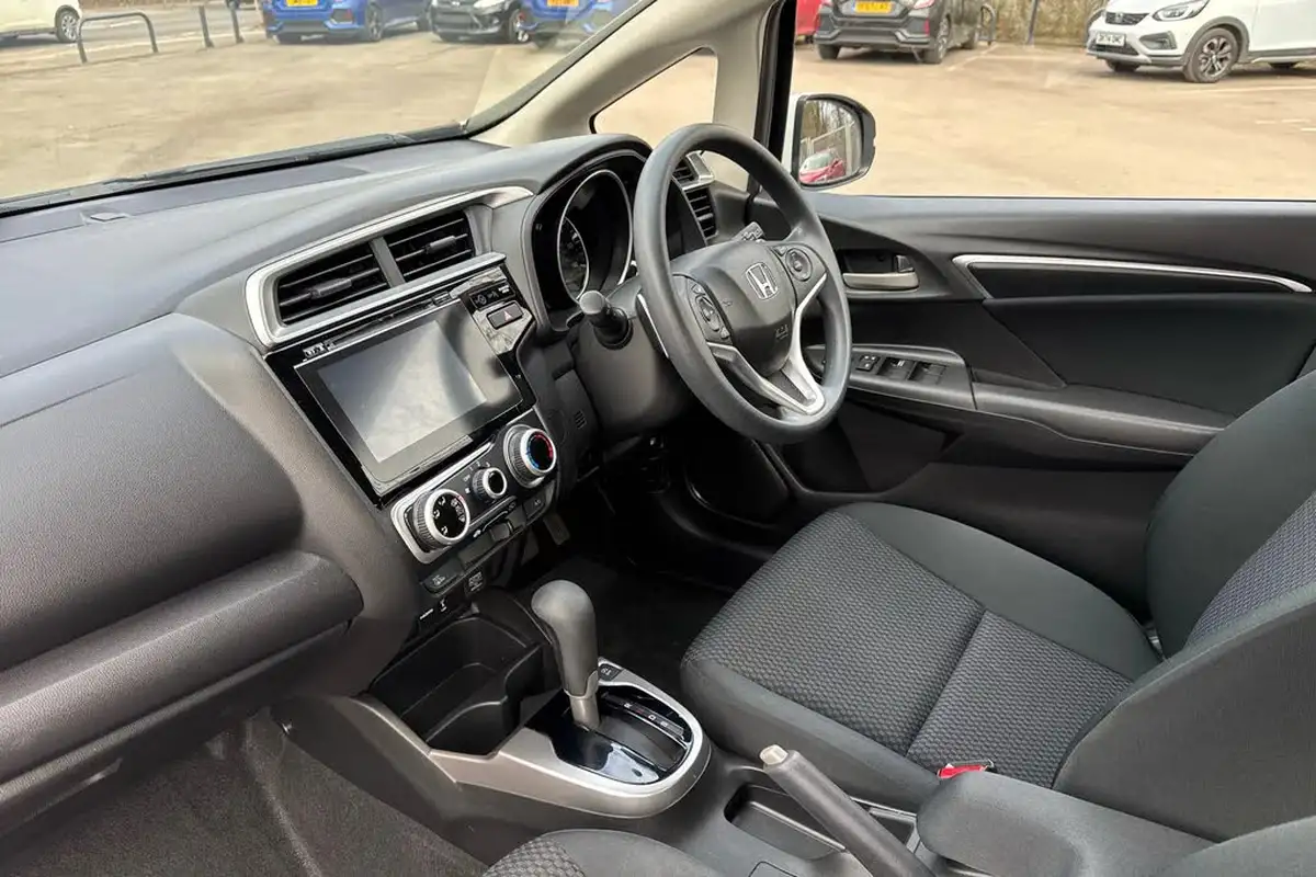 2019-honda-jazz-13-i-vtec-se-navi-cvt-big-1