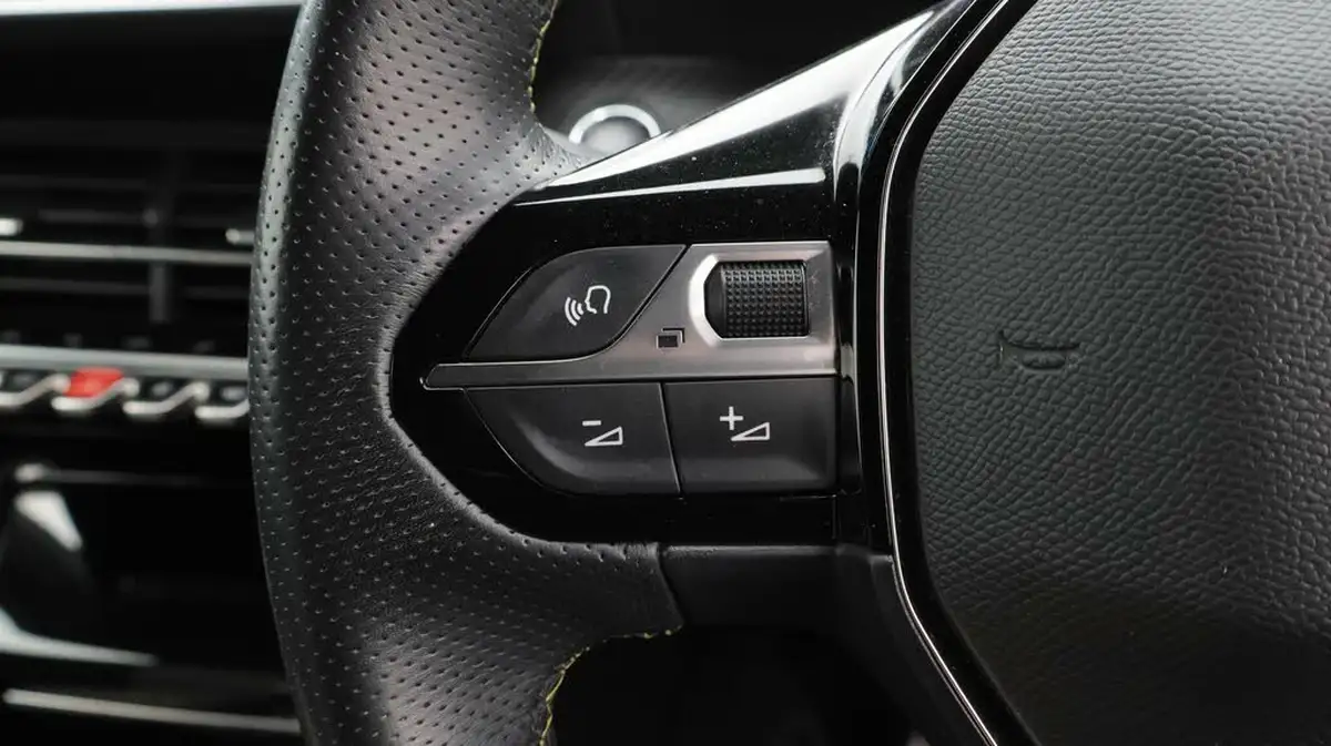 2021-peugeot-2008-suv-e-gt-premium-50kwh-big-25
