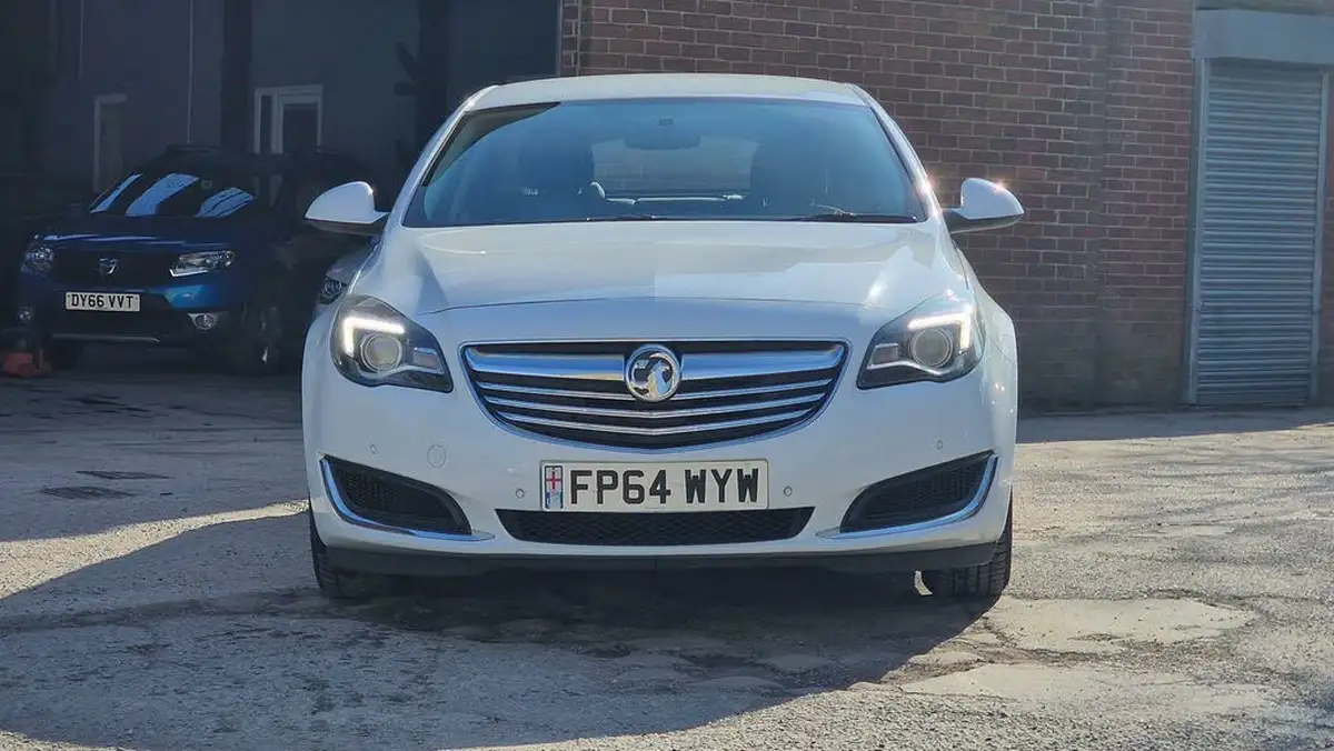2014-vauxhall-insignia-20cdti-design-140ps-navss-ecoflex-hatchback-5d-big-1