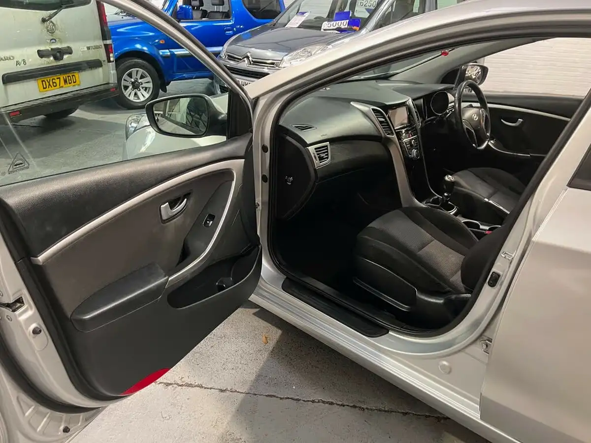 2013-hyundai-i30-16-active-estate-big-17