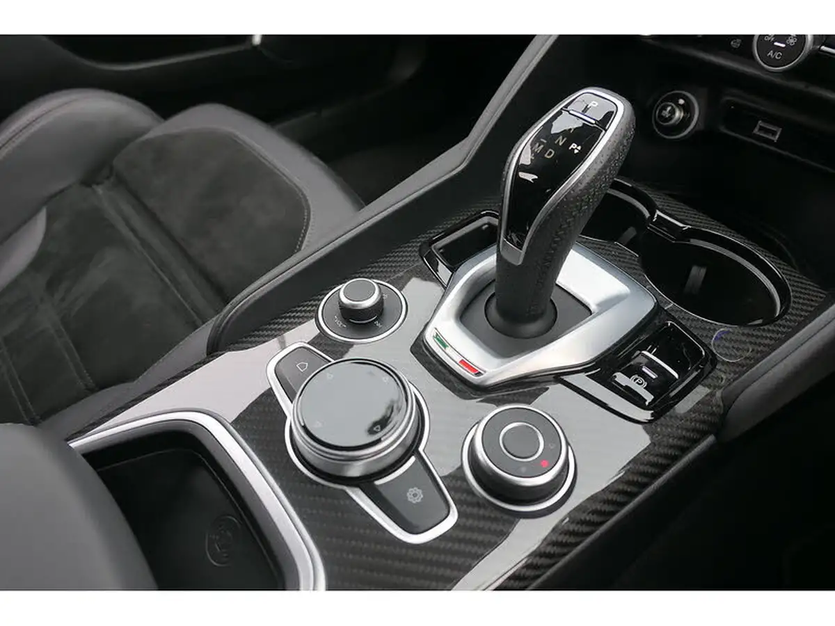 2021-alfa-romeo-giulia-20-veloce-ti-big-24