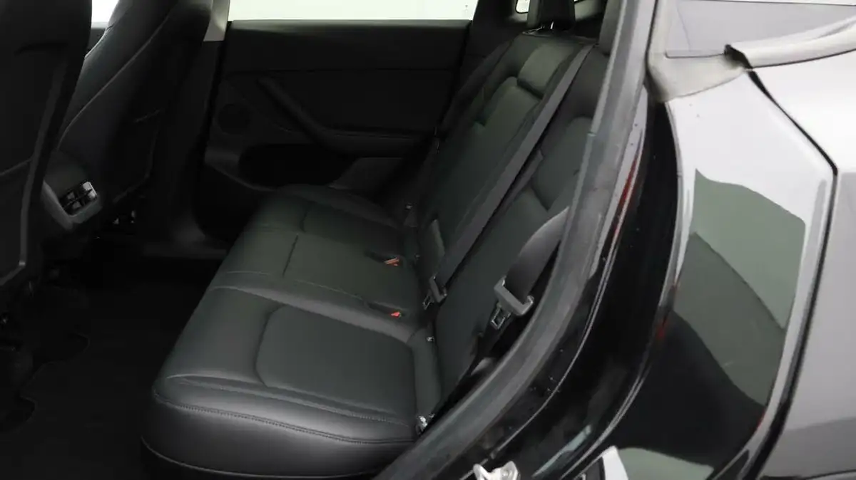 2022-tesla-model-y-e-long-range-big-15