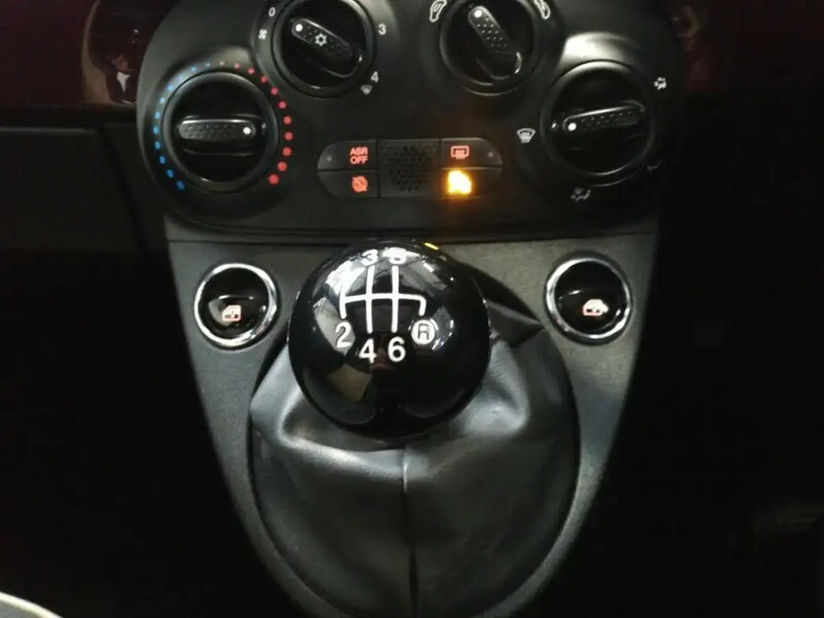 2021-fiat-500-10-lounge-big-11
