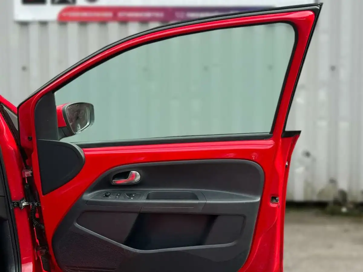 2015-volkswagen-up-10-high-up-5d-big-19