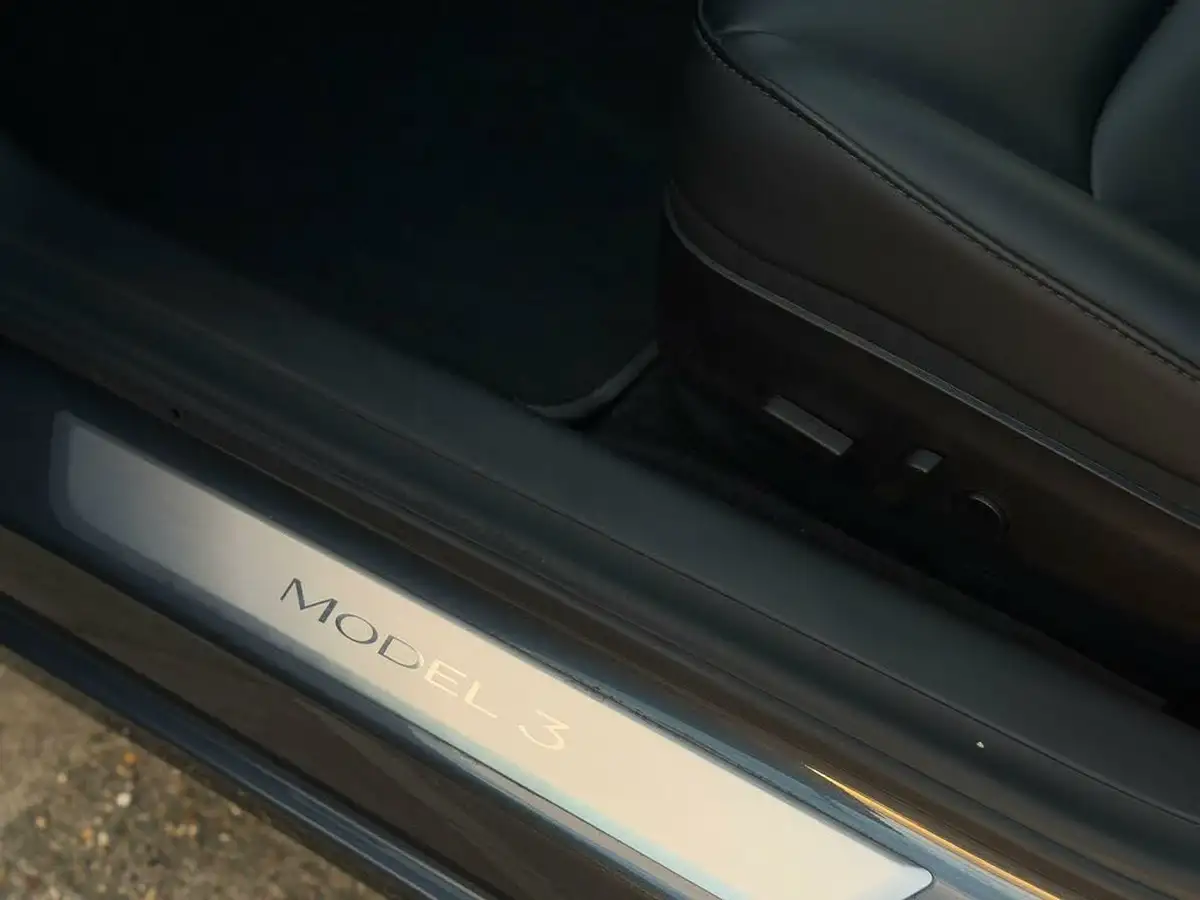 2020-tesla-model-3-e-performance-big-72