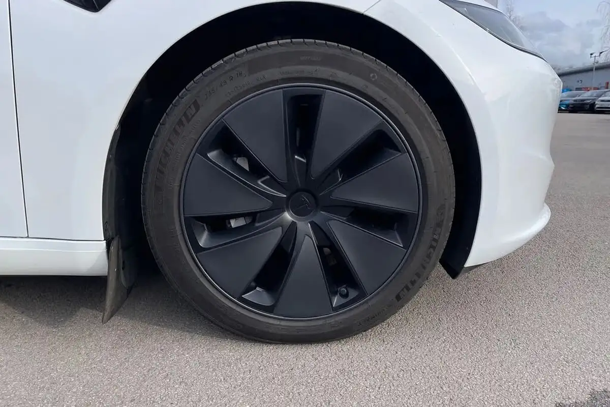 2024-tesla-model-3-big-9