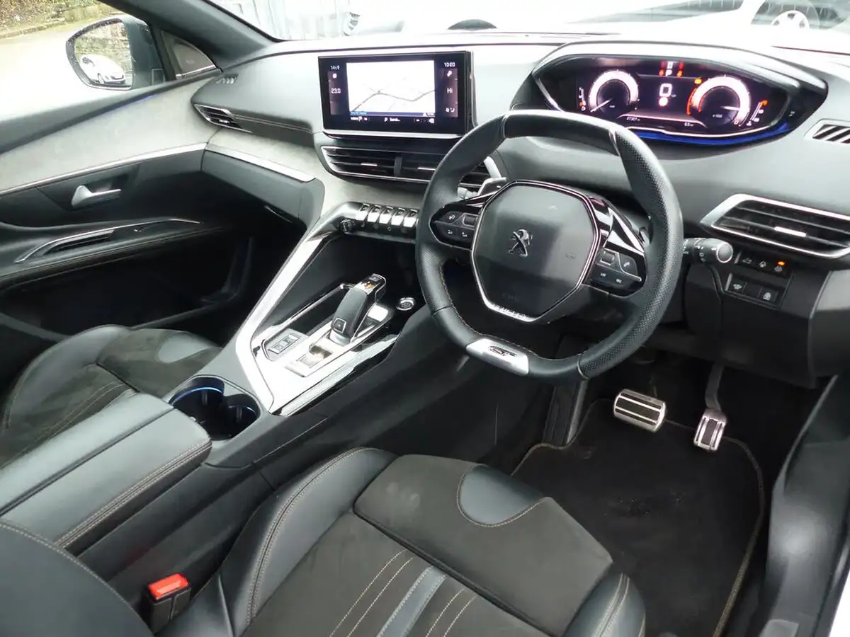 2021-peugeot-5008-suv-12-puretech-gt-premium-big-3