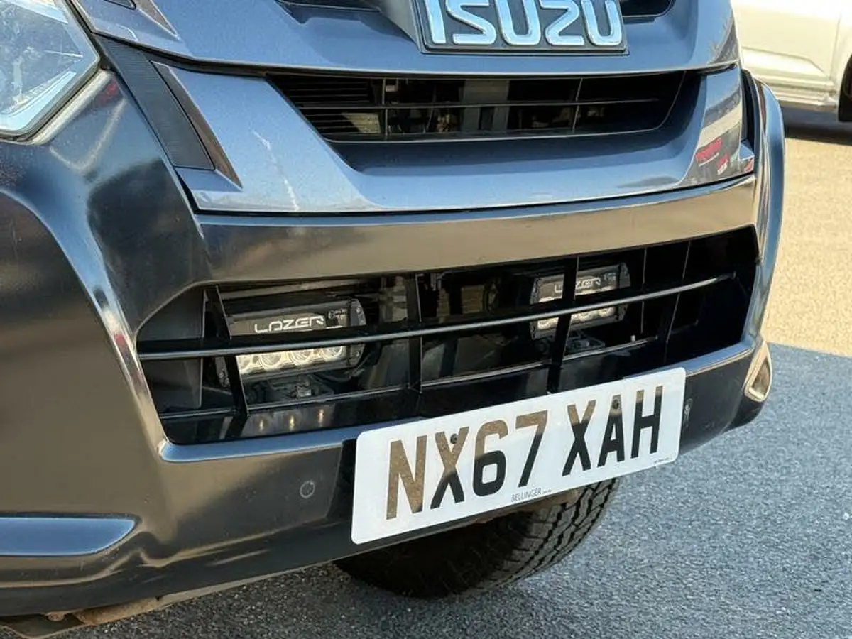 2017-isuzu-d-max-19td-blade-auto-big-2