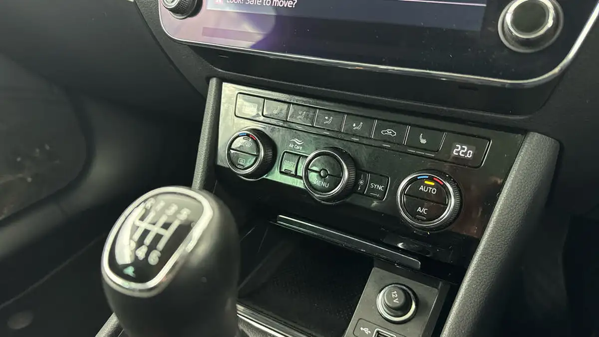 2019-skoda-superb-20tdi-se-technology-hatchback-big-19