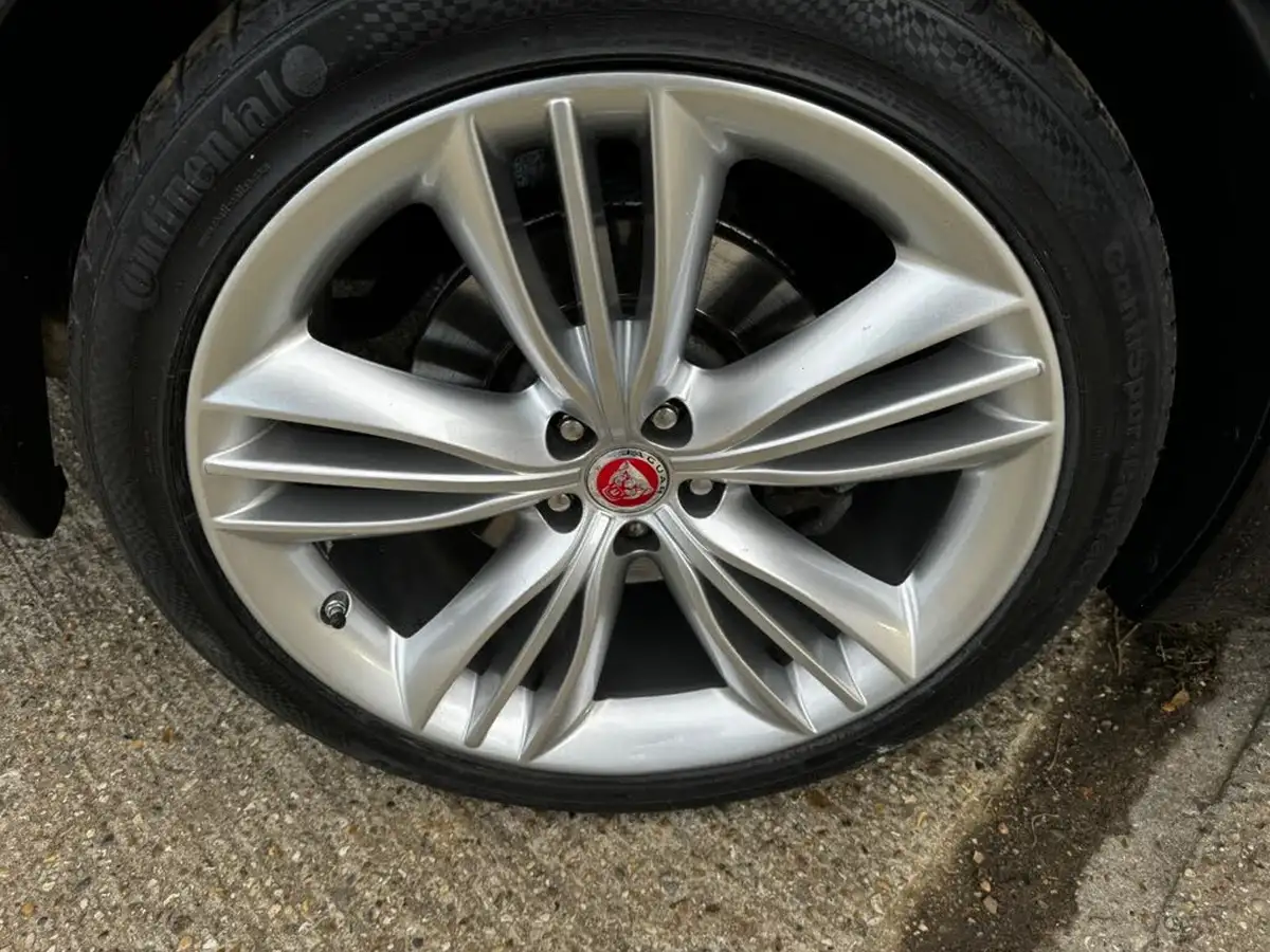 2015-jaguar-xj-series-30td-xj-r-sport-big-22