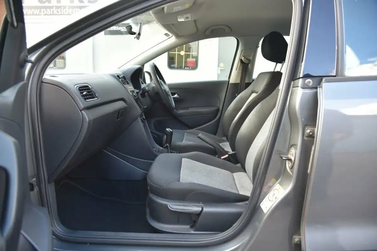 2010-volkswagen-polo-12-s-5d-big-25