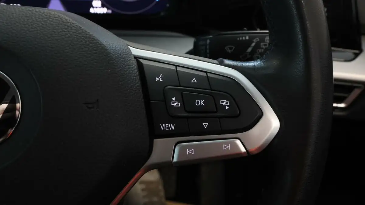 2022-volkswagen-golf-15-tsi-life-130ps-hatchback-big-21