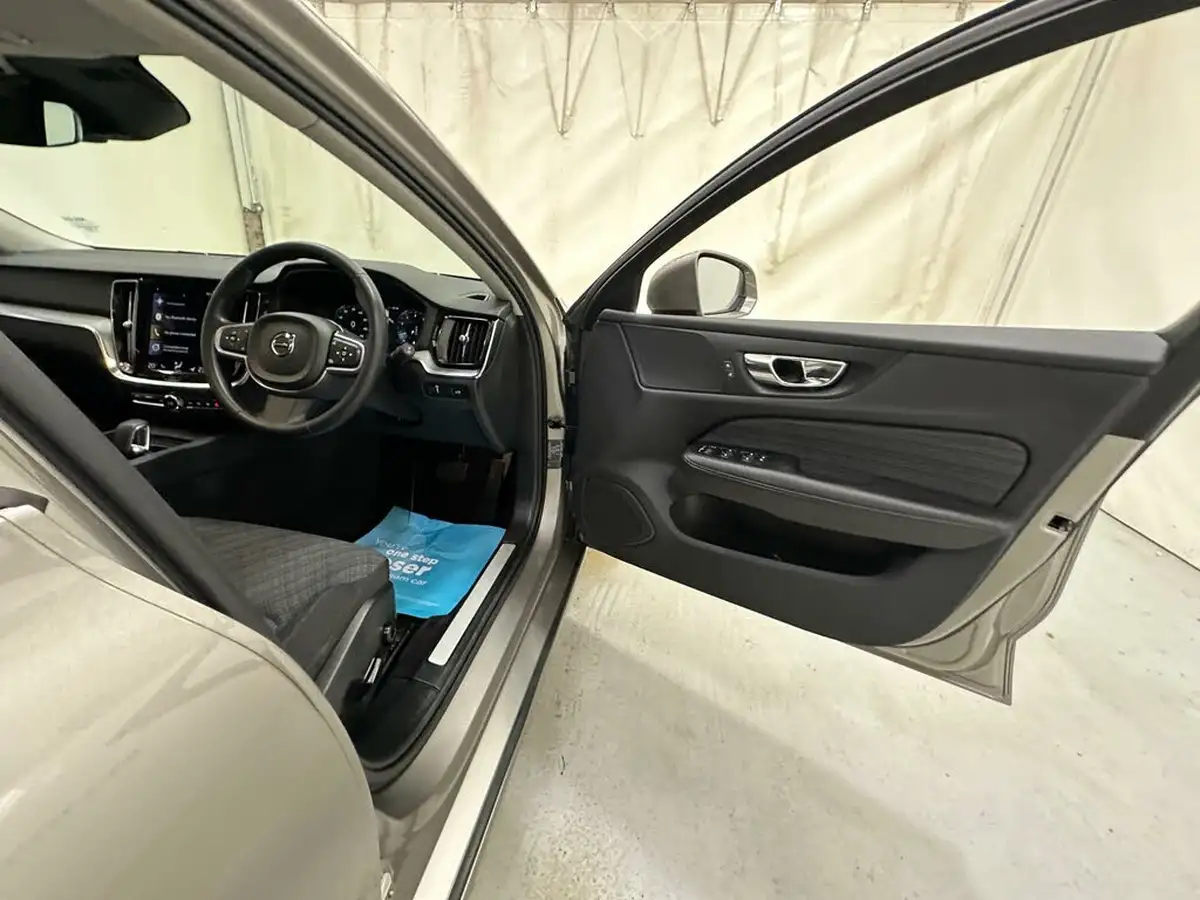 2021-volvo-v60-20-b3-momentum-161bhp-big-8