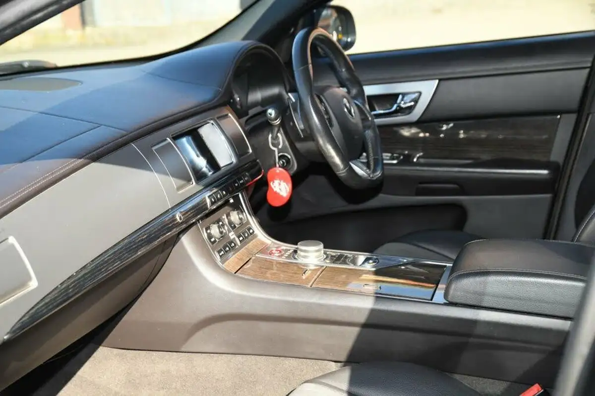 2015-jaguar-xf-22td-r-sport-200ps-saloon-4d-big-29