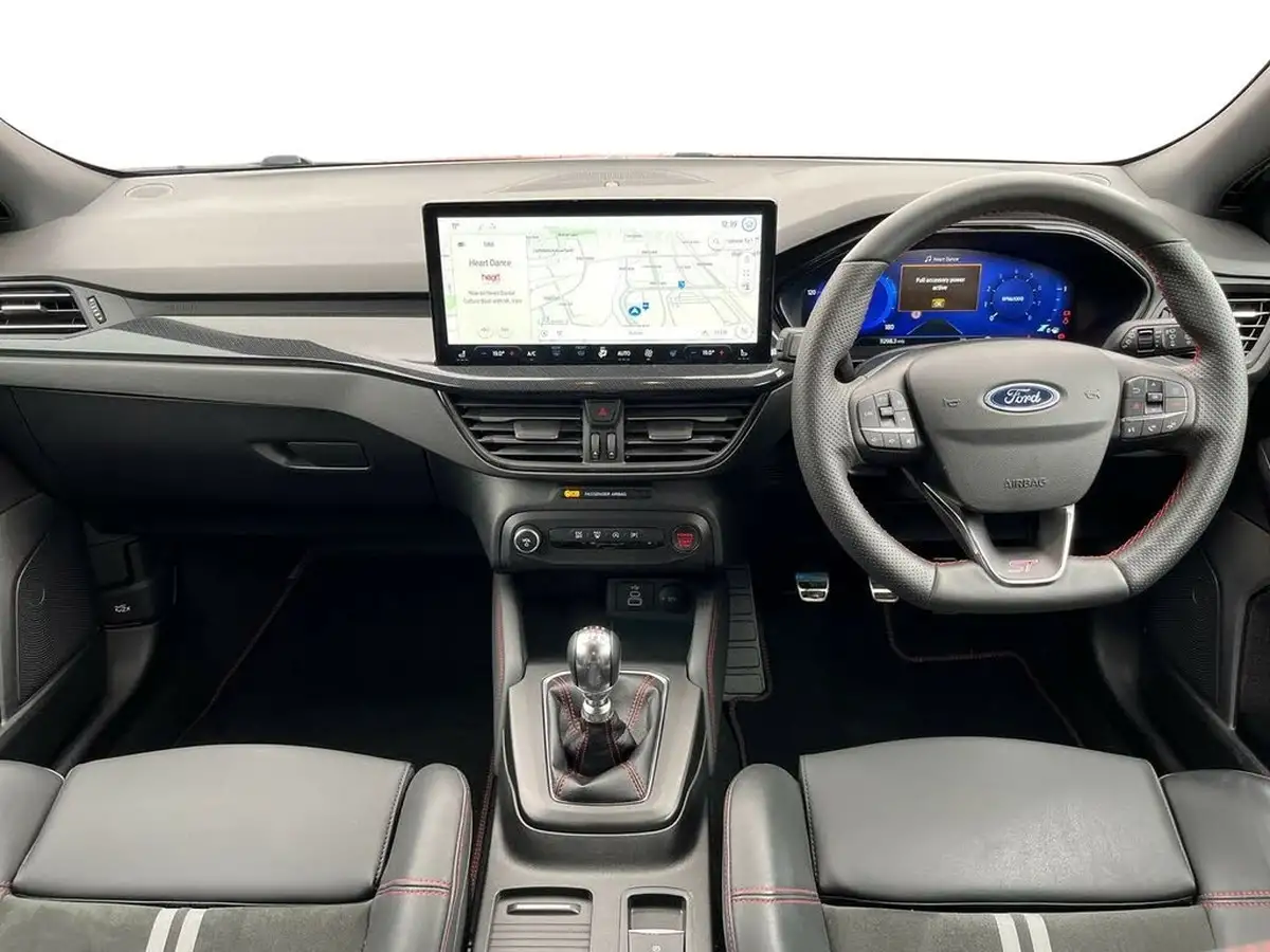 2023-ford-focus-23t-st-hatchback-big-5