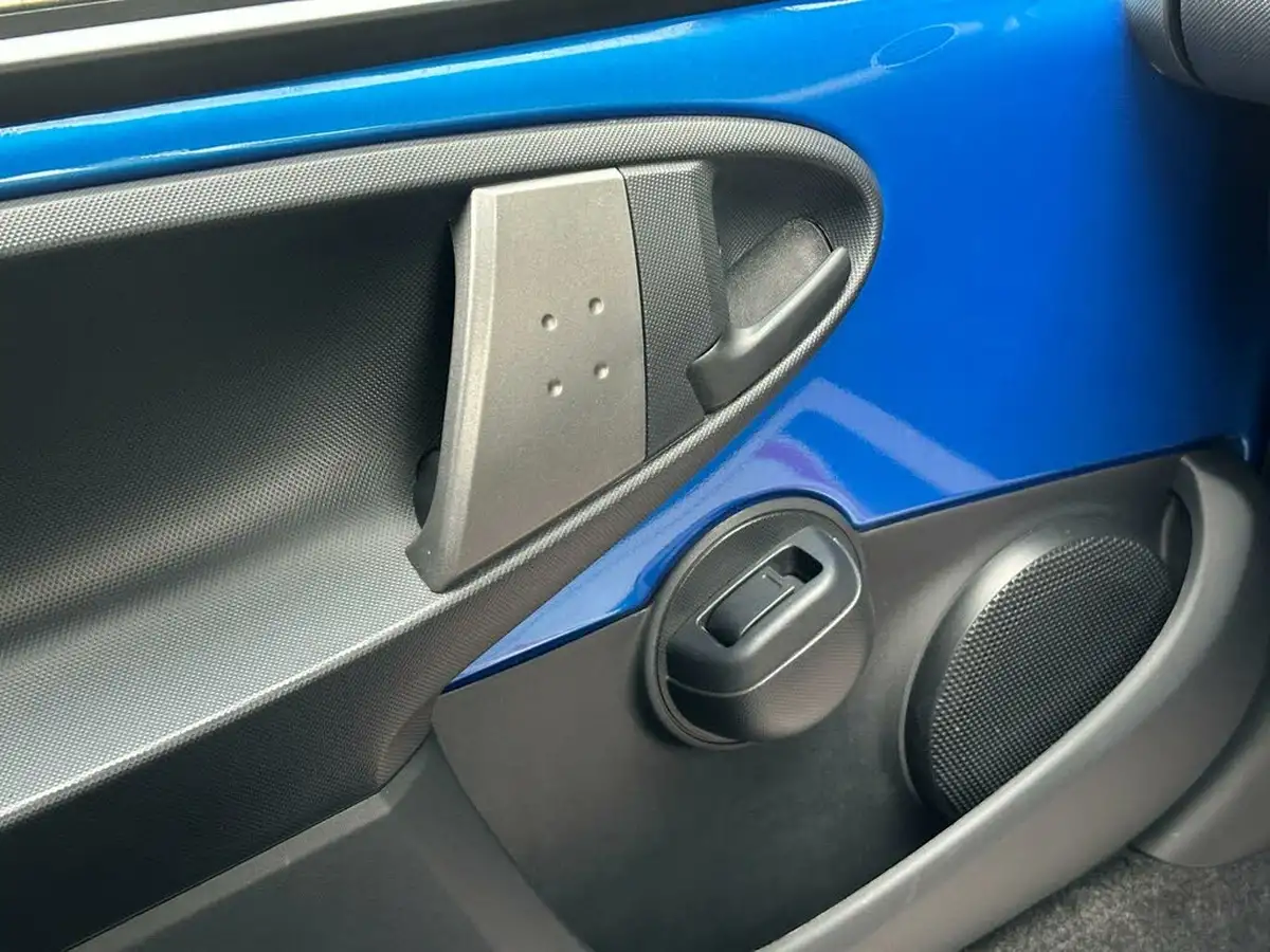 2014-peugeot-107-10-active-5d-big-10