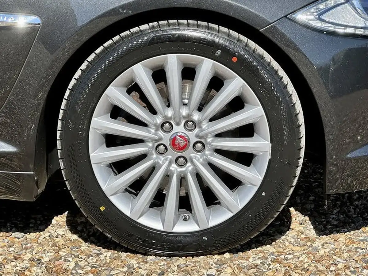 2015-jaguar-xf-22td-luxury-200ps-saloon-4d-big-40