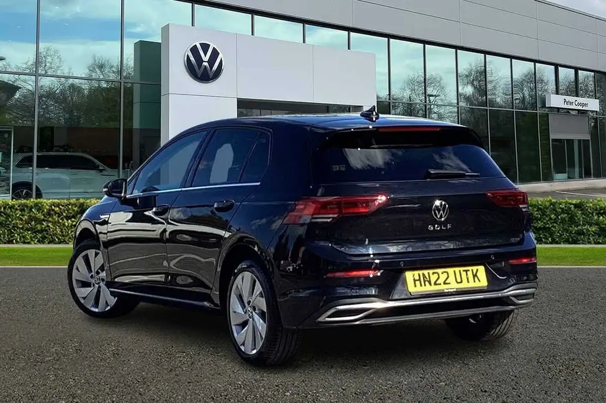 2022-volkswagen-golf-15-tsi-style-130ps-hatchback-big-2