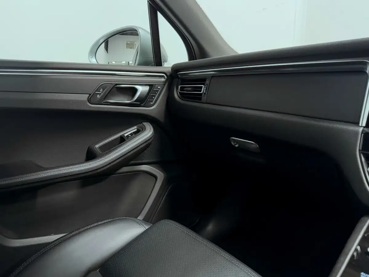 2023-porsche-macan-20-big-27