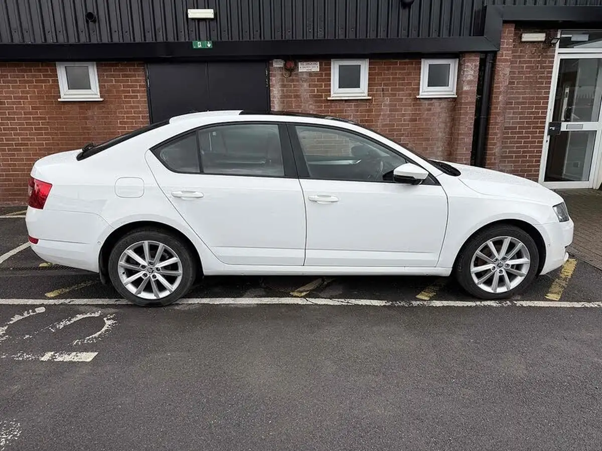 2013-skoda-octavia-20tdi-elegance-hatchback-big-7