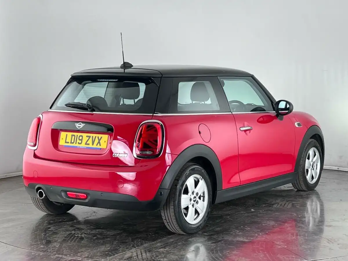 2019-mini-cooper-15-cooper-classic-hatchback-3d-big-5