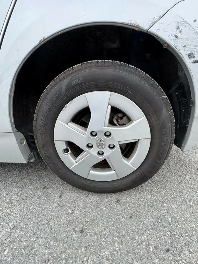 2010-toyota-prius-big-19