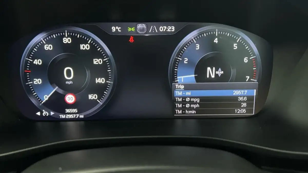 2021-volvo-xc40-15-t3-r-design-161bhp-big-8
