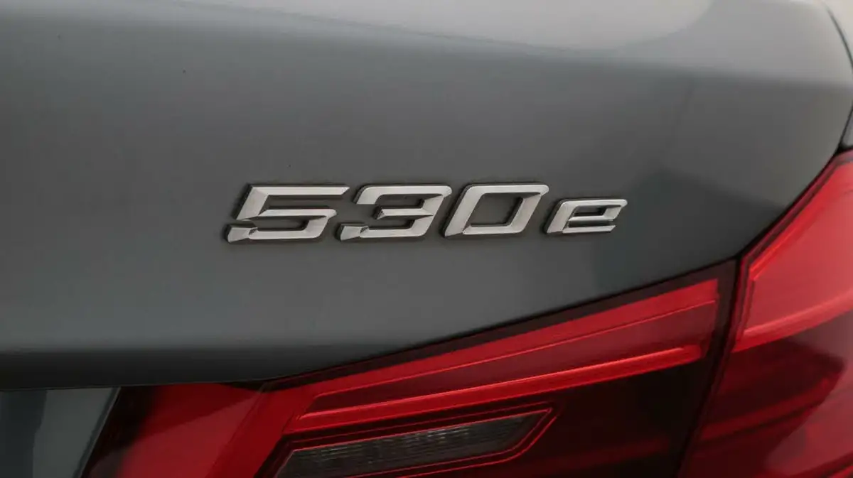 2017-bmw-5-series-20-530e-se-iperformance-big-23