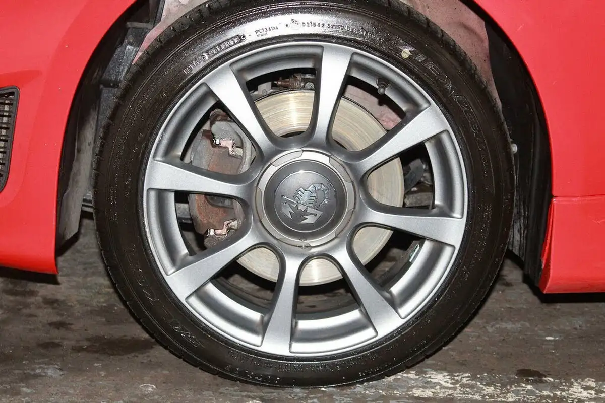 2021-abarth-595-14-tjet-big-10