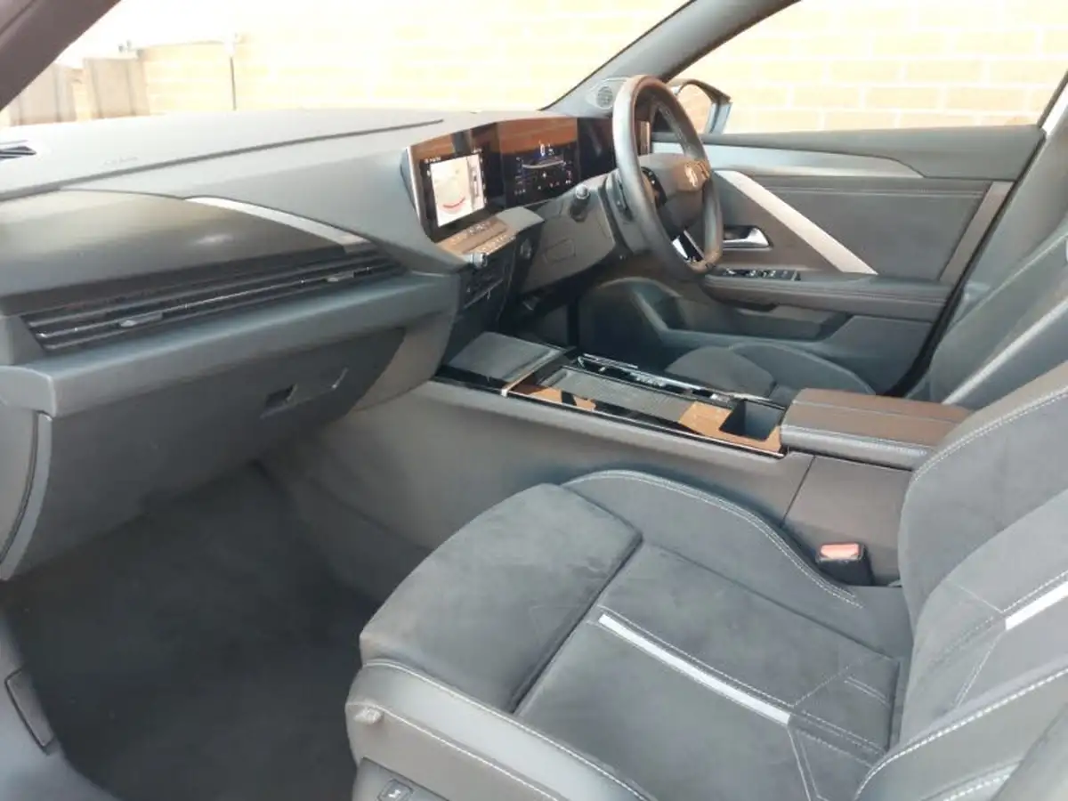 2023-vauxhall-astra-16-gse-225ps-hatchback-big-4