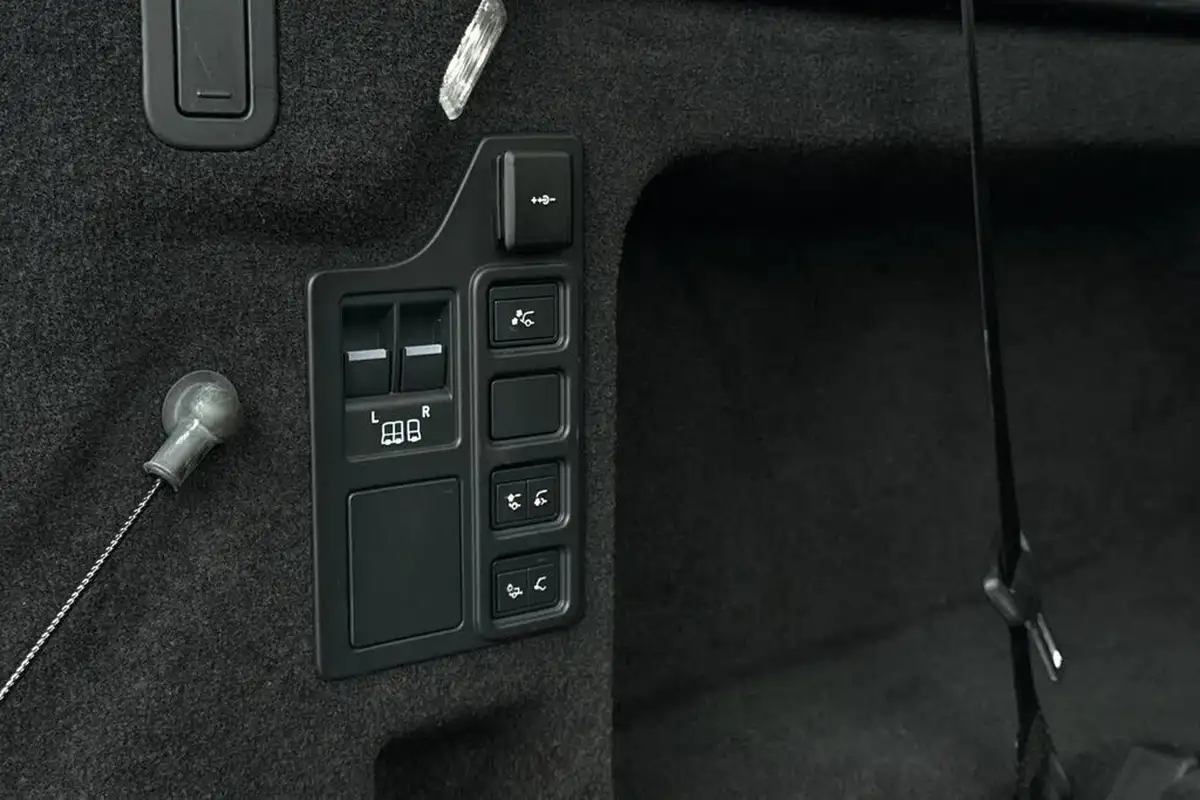 2023-land-rover-discovery-30-d300-dynamic-hse-big-34
