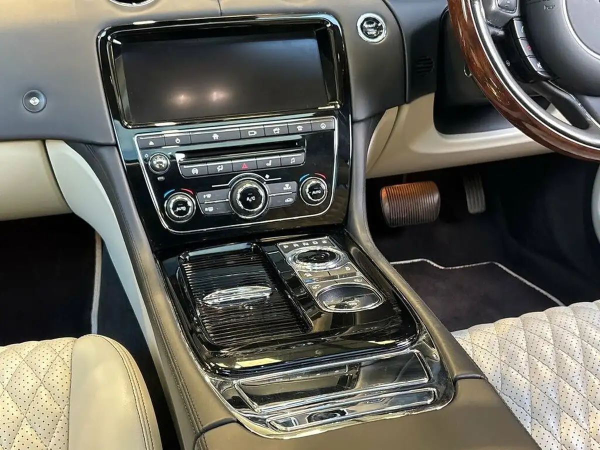 2019-jaguar-xj-series-30td-xj-portfolio-lwb-big-19