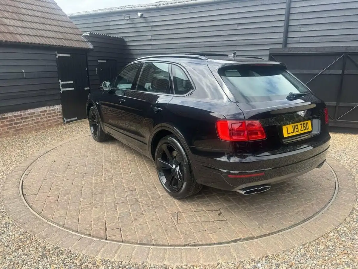 2019-bentley-bentayga-40-v8-big-41