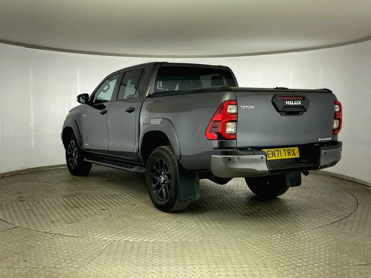 2021-toyota-hi-lux-28d-4d-invincible-x-at35-204hpeu6dt-e-big-4