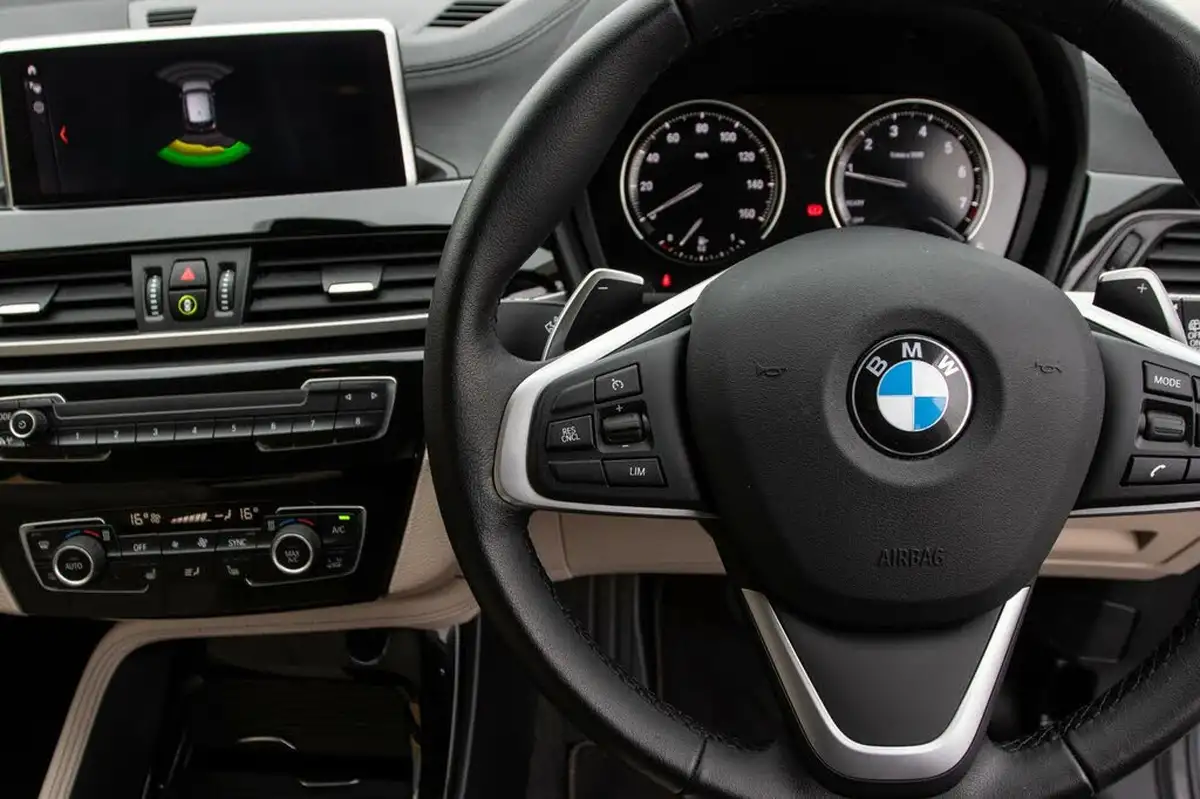 2022-bmw-x1-20-sdrive20i-xline-big-18