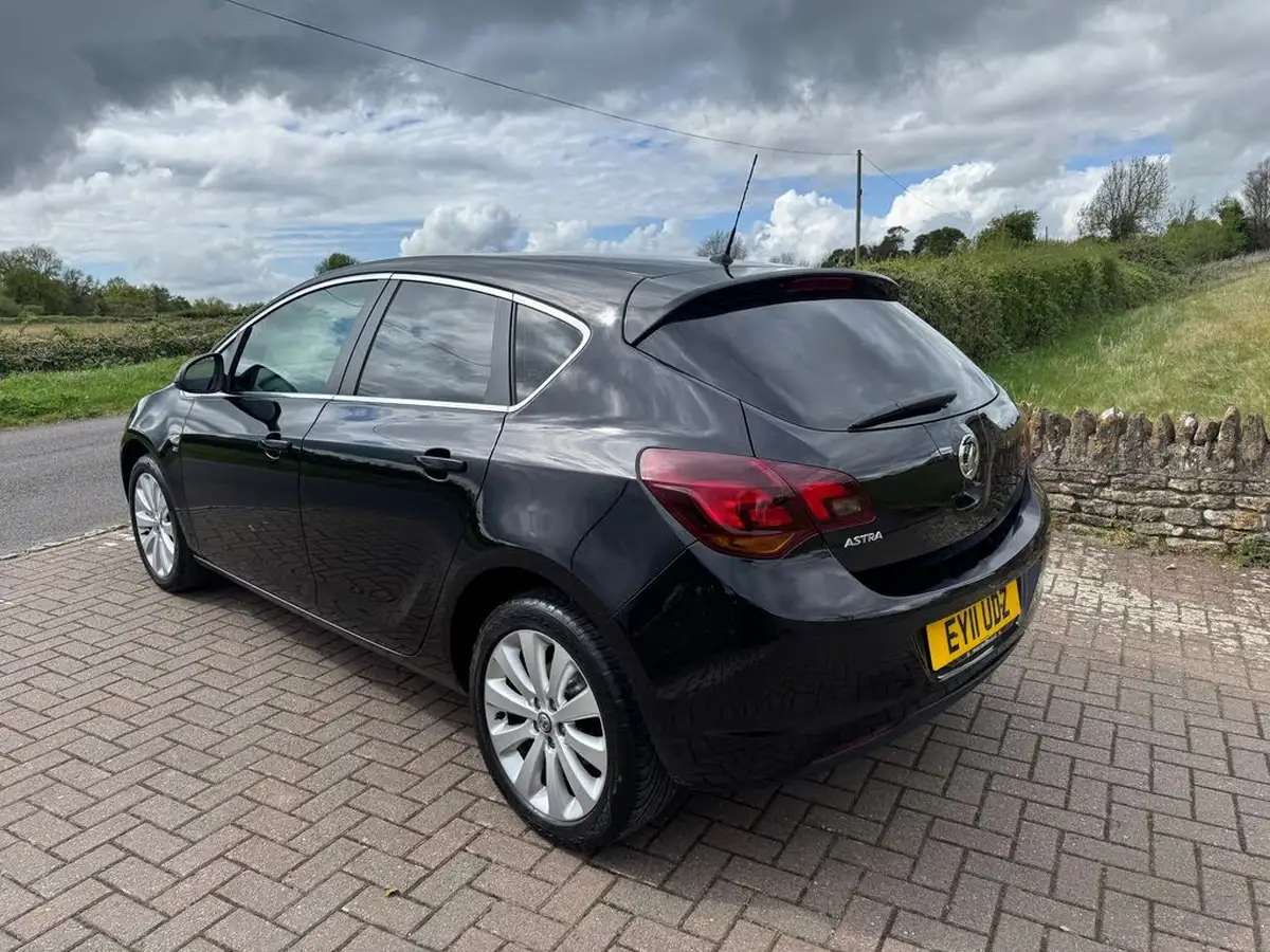 2011-vauxhall-astra-16-se-16v-vvt-115ps-hatchback-big-4