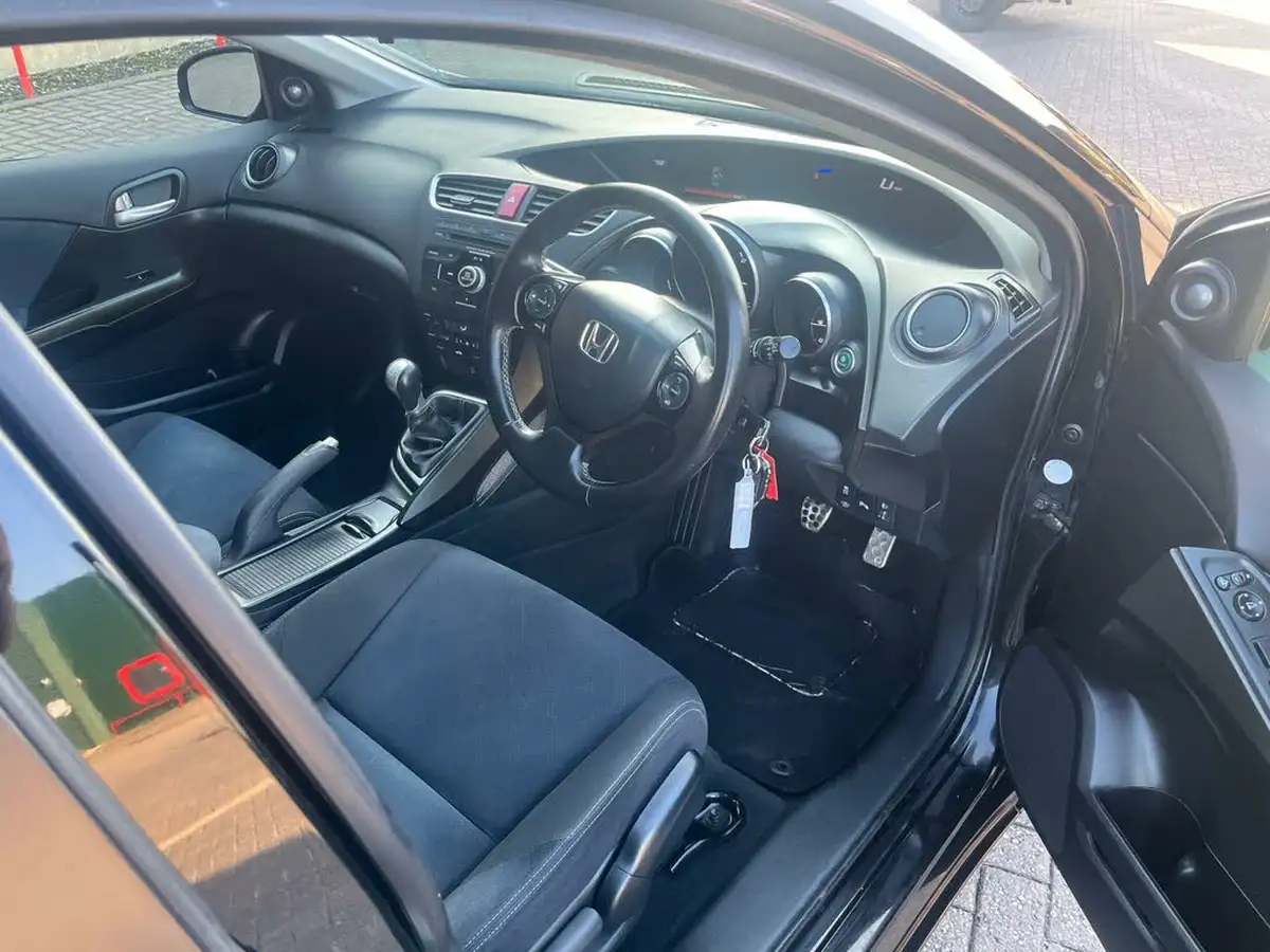 2014-honda-civic-16td-se-plus-hatchback-big-15
